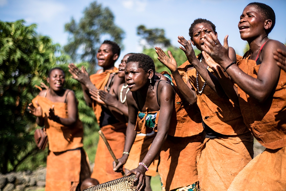 01 Batwa Tänzer Elela Africa