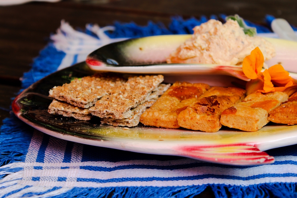 Dip als Appetitanreger auf einer fischförmigen Platte.