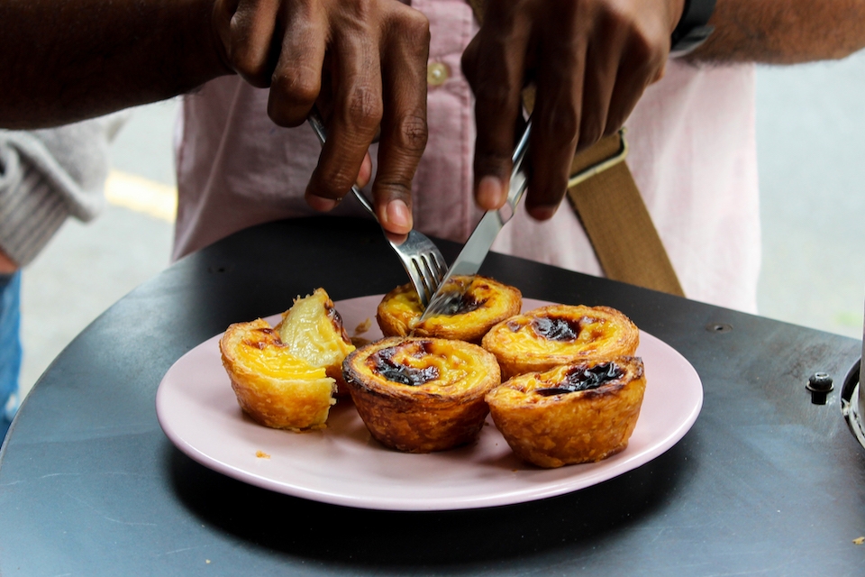 Pastel de Nata werden durchgeschnitten.