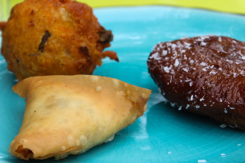 Samosa, Kofta und Koek Sister auf einem Teller angerichtet.