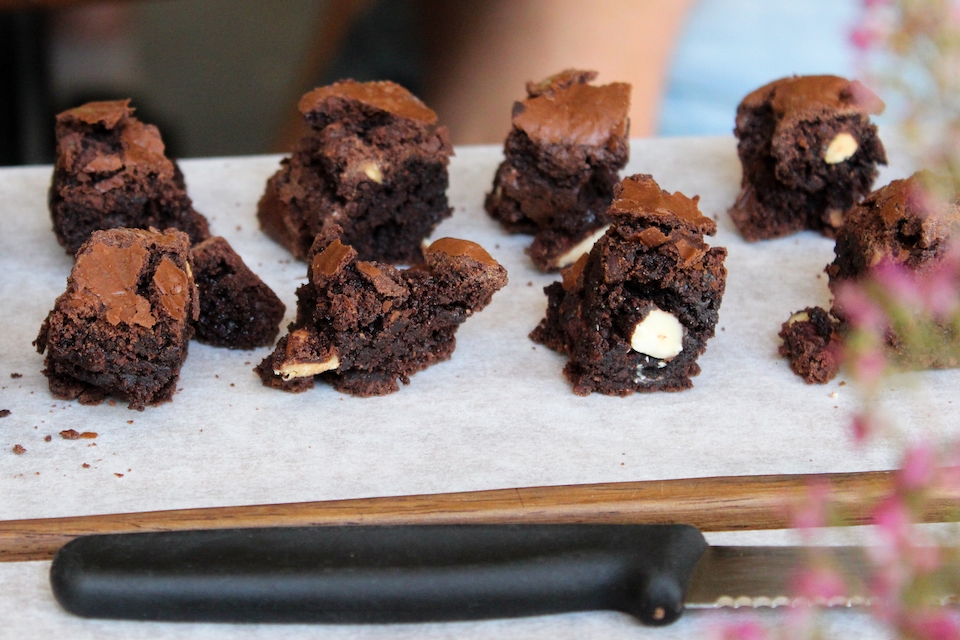 Brownie Stückchen sind dekorativ und liebevoll auf einem Brett angerichtet.